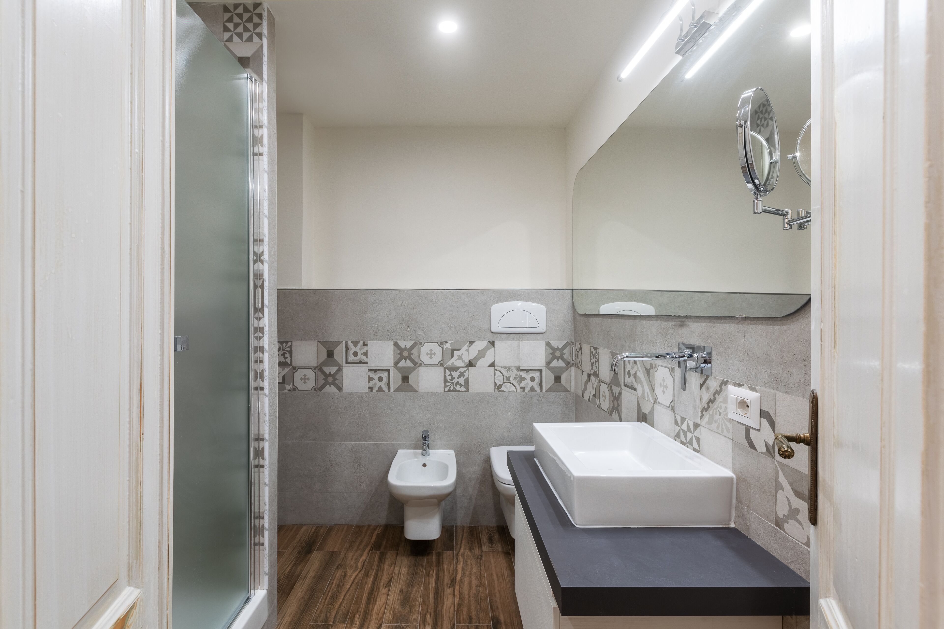 Superior Room | Bathroom | Free toiletries, hair dryer, slippers