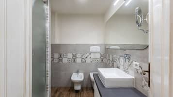 Superior-Zimmer | Badezimmer | Kostenlose Toilettenartikel, Haartrockner, Hausschuhe