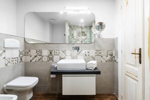 Superior Room | Bathroom | Free toiletries, hair dryer, slippers - Onda Suite (Cagliari)