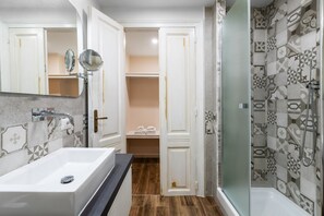 Superior Room | Bathroom | Free toiletries, hair dryer, slippers - Onda Suite (Cagliari)