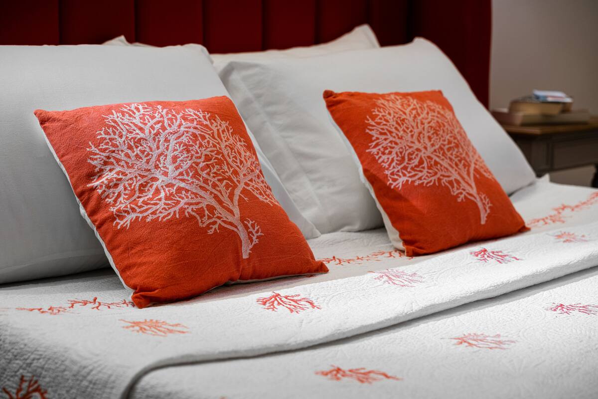 Comfort Room | In-room safe, iron/ironing board, free WiFi
