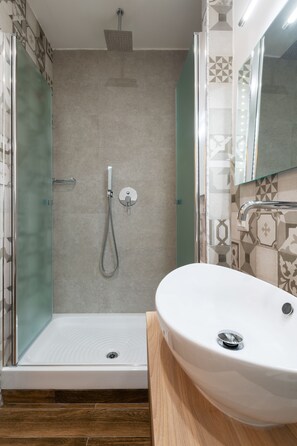 Comfort Room | Bathroom | Free toiletries, hair dryer, slippers - Onda Suite (Cagliari)
