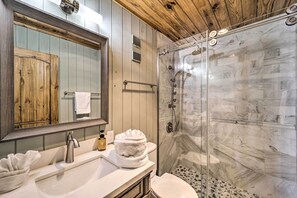 Séchoir à cheveux, serviettes fournies, shampooing, papier de toilette