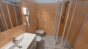 A bathroom with a bathtub, toilet, and a glass-enclosed shower area. - Camelia Holiday Apartment - 50 m from the lake (Lazise)