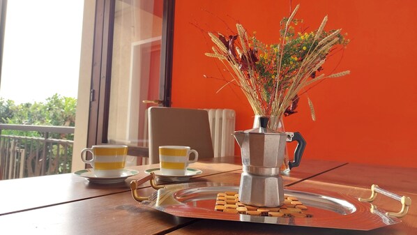 A table with a metal tray, a silver pitcher, and two yellow and white striped cups. - Camelia Holiday Apartment - 50 m from the lake (Lazise)