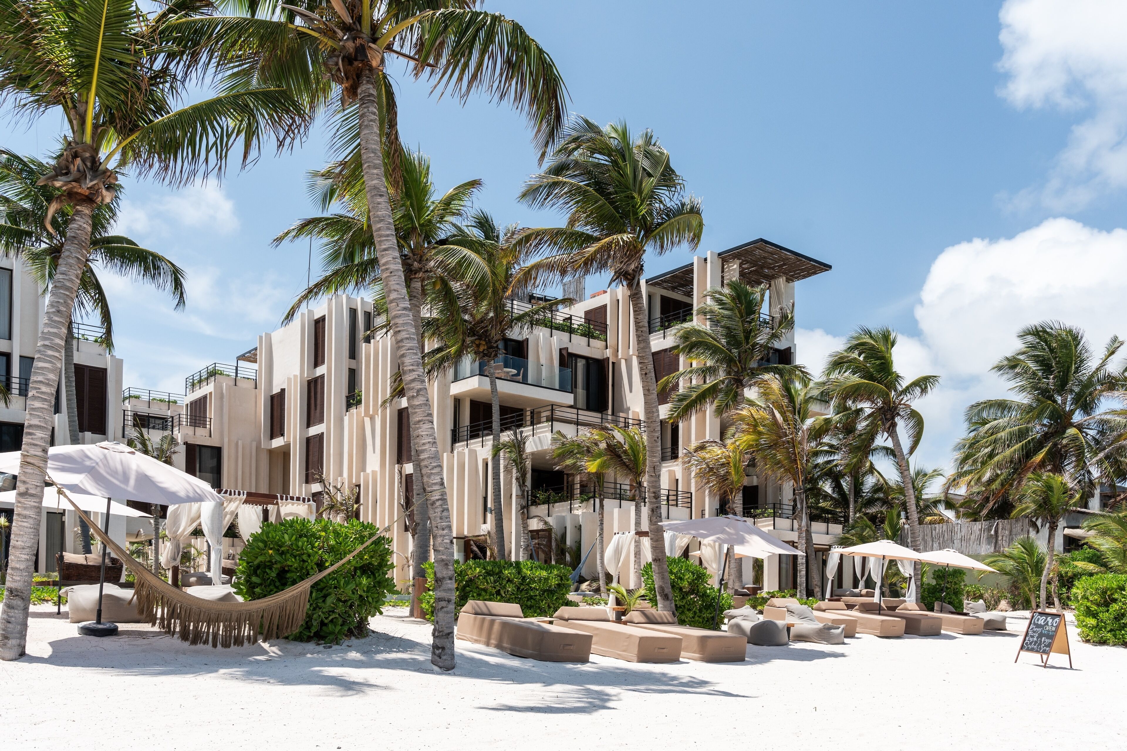 Accommodatie ligt op het strand, wit zand