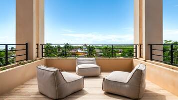 ํํธํ์ฐ์ค, ์นจ์ค 3๊ฐ, ๋ฐ๋ค ์ ๋ง | ํ
๋ผ์ค/ํํฐ์ค