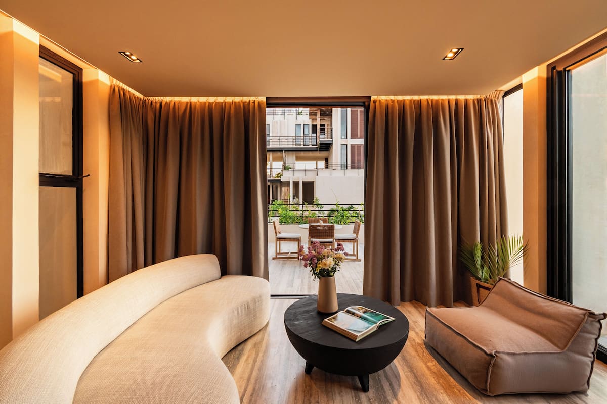 Apartment, 2 Schlafzimmer, eingeschränkter Meerblick | Wohnbereich | 42-Zoll-Smart-TV mit Digitalempfang, Netflix, Streaming-Dienste