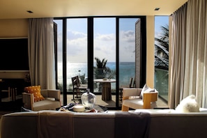 Penthouse, 3 habitaciones, vista a la playa | Área de sala de estar | Smart TV de 42 pulgadas con canales digitales y Netflix