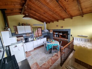 Fridge, microwave, oven, stovetop - Casa en Barrio Tranquilo Para Salir a Caminar, a Minutos del Centro de la Ciudad (Ushuaia)