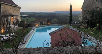 Gîte Bellevue pour 6 personnes avec piscine et spa et vue sur la campagne