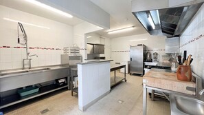 Een koelkast, een microgolfoven, een oven, een vaatwasser