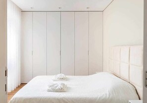 2 bedrooms, WiFi, bed sheets - Lisbon Breezy Haven: Luxury 2-bed Oasis, All-new, Prime Location It Lisbon! (Lisboa)