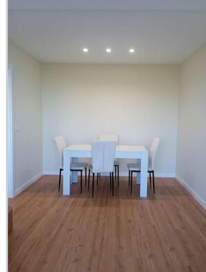 Dining - Lisbon Breezy Haven: Luxury 2-bed Oasis, All-new, Prime Location It Lisbon! (Lisboa)