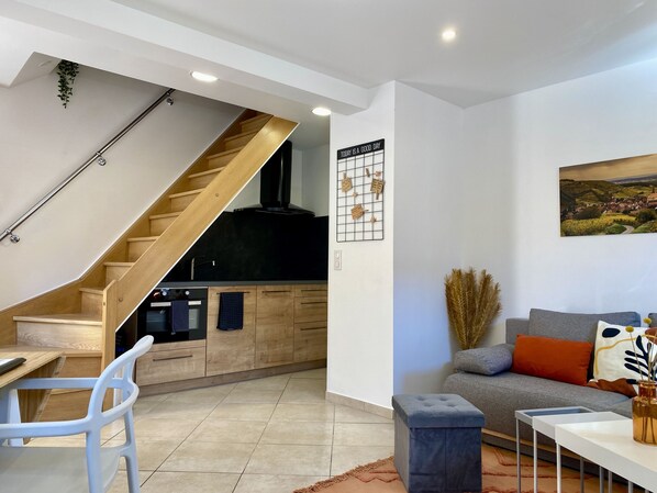 Smart-tv, bøger, stereoanlæg