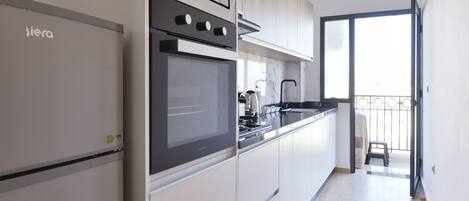 Refrigerador con freezer, microondas, horno, placa de cocina