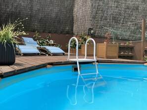 Kauden mukainen ulkouima-allas avoinna 10.00–20.00, aurinkovarjoja