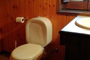 Douche, sèche-cheveux, bidet, serviettes fournies