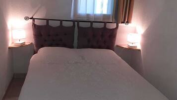 2 dormitoris, planxa i posts de planxar i un bressol de viatge