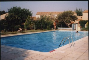 Outdoor pool - Appart. T2 de 35 m² en rez de Jardin au Calme. Résidence Fermée Avec Piscine (La Londe-les-Maures)