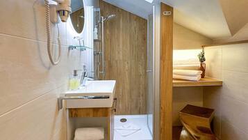 Un baño moderno con tragaluz, tocador de madera y ducha.