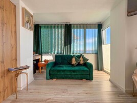 舒适双人房, 阳台, 湖景 | 防过敏的被褥、迷你吧、客房内保险箱、特色装修