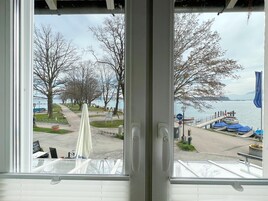 标准房, 湖景 | 防过敏的被褥、迷你吧、客房内保险箱、特色装修