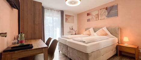 Chambre classique double, balcon, vue sur le lac | Literie hypoallergénique, minibar, coffre-fort, décor unique