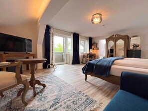 Habitación doble Confort, balcón, vista al lago | Ropa de cama hipoalergénica y minibar 
