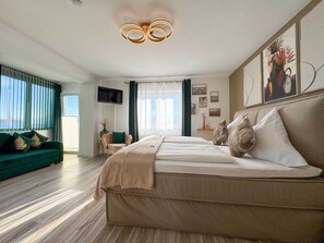 Comfort tweepersoonskamer, balkon, uitzicht op meer | Hypoallergeen beddengoed, een minibar, een kluis op de kamer