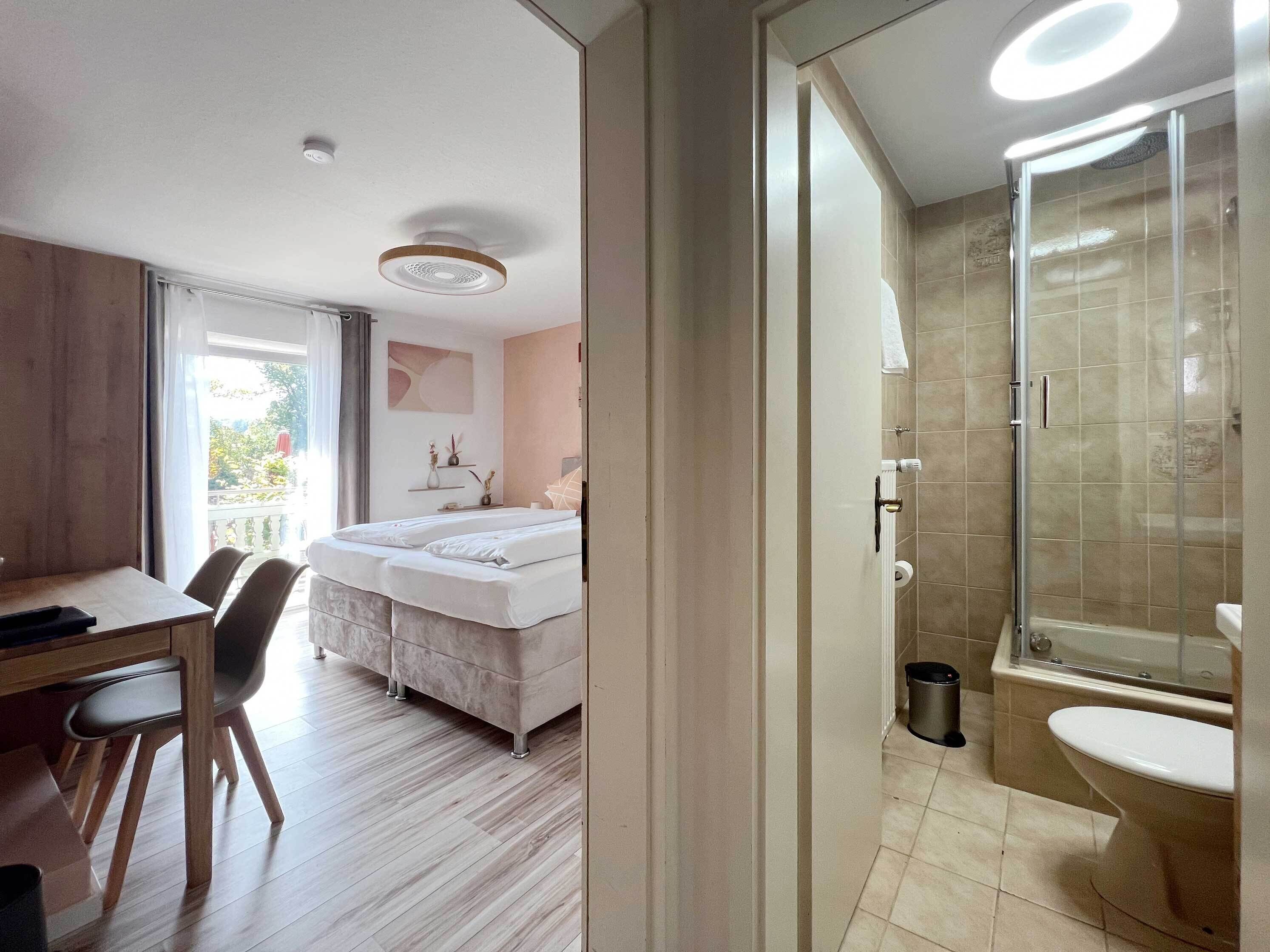 Chambre Double Classique, balcon, vue lac | Literie hypoallergénique, minibar, coffres-forts dans les chambres
