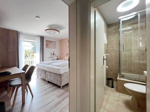 Kamar Double Klasik, balkon, pemandangan danau | Seprai antialergi, minibar, brankas, dan didekorasi berbeda-beda