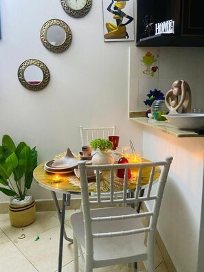 Deluxe Studio | Private kitchen | Fridge, microwave, cookware/dishes/utensils - Lux Suites Bamburi Cozy Apartments (Mombasa)