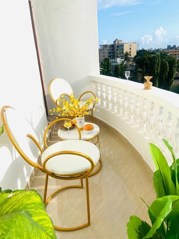 Comfort Studio | Balcony - Lux Suites Bamburi Cozy Apartments (Mombasa)