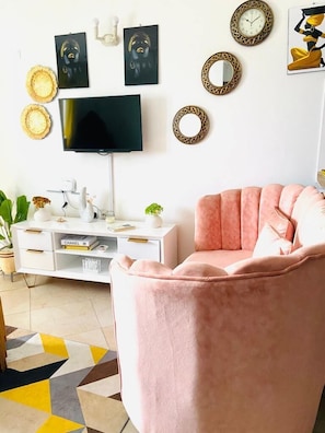 Studio Deluxe | Coin séjour | TV connectée de 24 pouces avec chaînes numériques