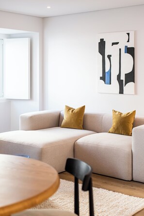 Cortinas blackout, insonorización y tabla de planchar con plancha 