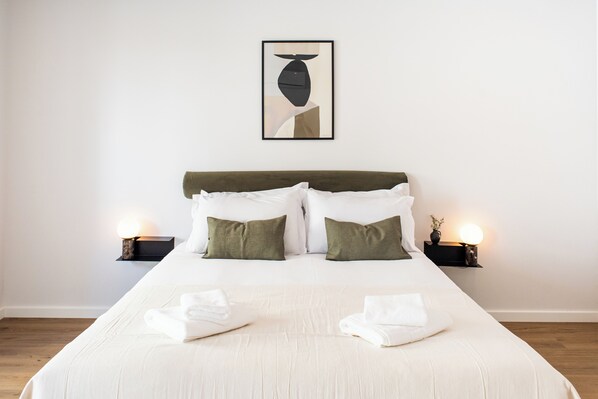 Cortinas blackout, insonorización y tabla de planchar con plancha 