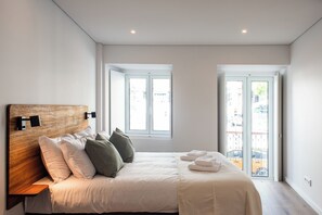 Blackout drapes, soundproofing, iron/ironing board, free WiFi - The Haus - Santa Barbara II (Lisbon)