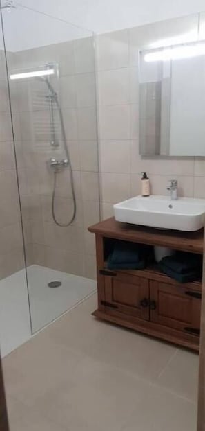 Dusche, Haartrockner, Handtücher, Toilettenpapier