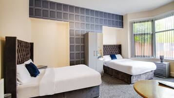Standard Triple Room, Shared Bathroom | Desk, iron/ironing board, bed sheets