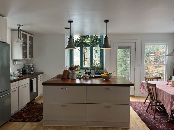 Microwave, oven, stovetop, dishwasher - Saratoga, Belmont historic in-town home rental. Walk to track and downtown. (Saratoga Springs)