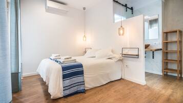 Cubrecamas, cortinas blackout y tabla de planchar con plancha