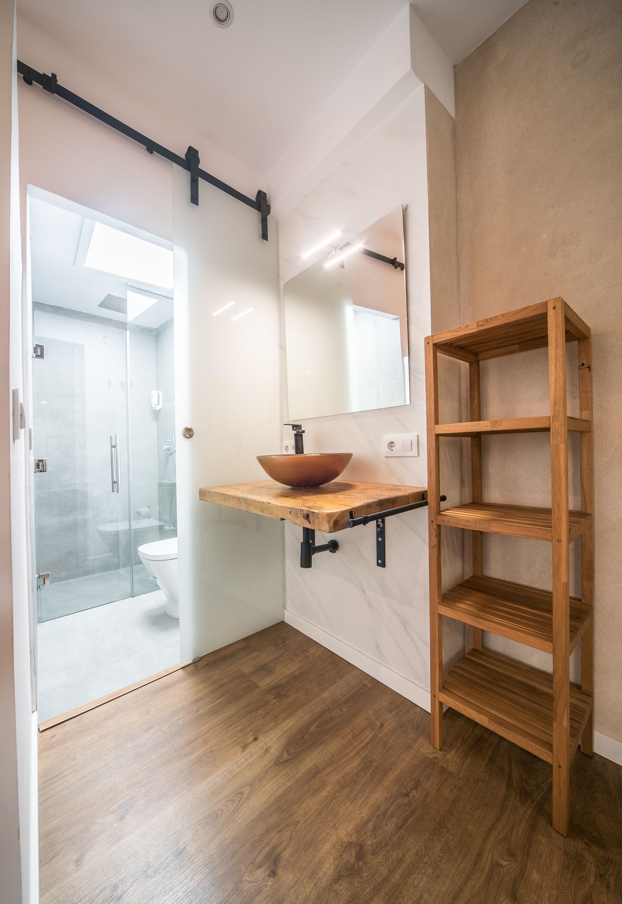 City Duplex | Bathroom | Shower, hair dryer, towels, soap