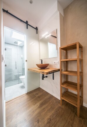 City Duplex | Bathroom | Shower, hair dryer, towels, soap - Rey de Sevilla Flats Dúplex Museo (Seville)