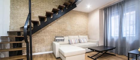 Nhà Duplex trung tâm thành phố | Khu phòng khách | TV LED 45-inch có truyền hình kỹ thuật số