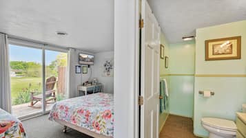 Room, 1 Queen Bed and 1 Twin Bed | 1 間睡房、免費 Wi-Fi