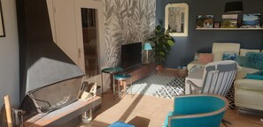 TV connectée, cheminée, table de tennis de table, livres