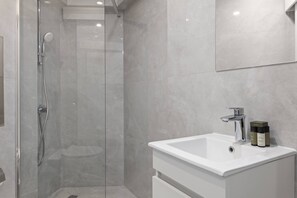 Luxury Studio | Bathroom - Phaedrus Living Alkminis Seaside Praia (Paphos)