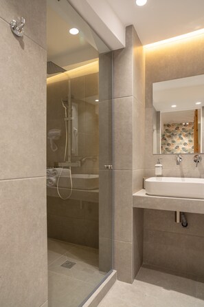Central Studio Monastiraki | Baño | Ducha y cabezal de ducha con hidromasaje