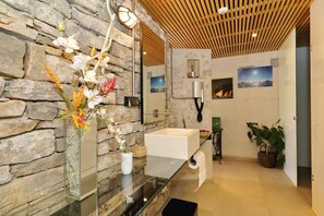 Dusche, Haartrockner, Handtücher, Seife